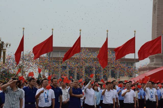 天安门广场飞起10万气球！球幕是这样升起的