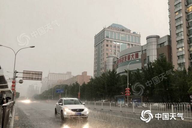 北京今天下午乌云密布，雨水倾盆而下。（图/中国天气网王晓）