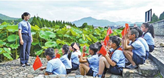 图片新闻 福建上杭:检察官在古田会议会址外墙前为小学生们上法治课