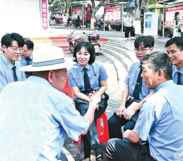 图⑤:重庆市检察院第五分院20余名青年党员向老党员们送去慰问。
