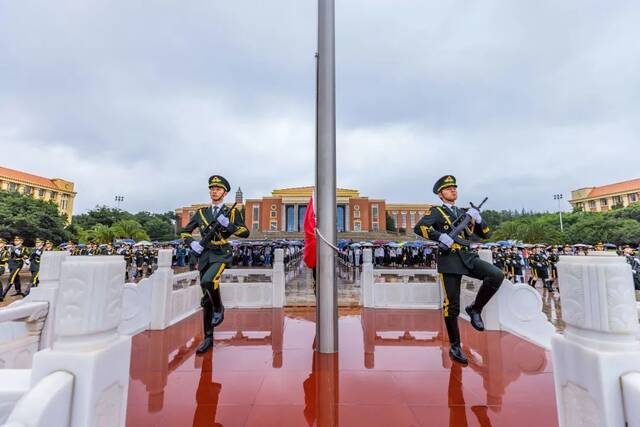 云南大学举行庆祝中国共产党成立100周年升旗仪式