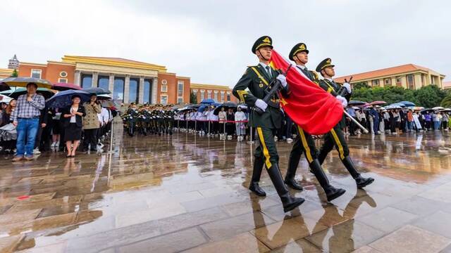 云南大学举行庆祝中国共产党成立100周年升旗仪式