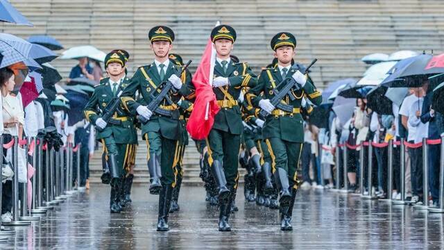 云南大学举行庆祝中国共产党成立100周年升旗仪式