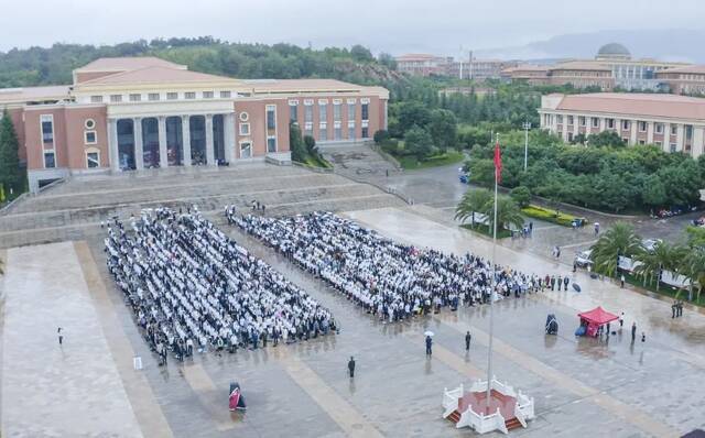 云南大学举行庆祝中国共产党成立100周年升旗仪式