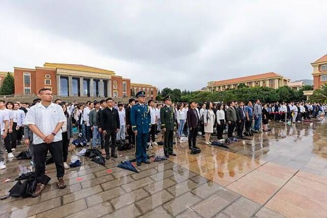 云南大学举行庆祝中国共产党成立100周年升旗仪式