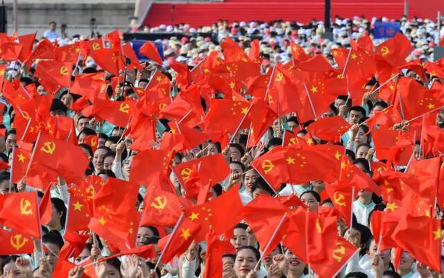 7月1日上午，庆祝中国共产党成立100周年大会在北京天安门广场隆重举行。这是合唱团。新华社记者谢剑飞摄