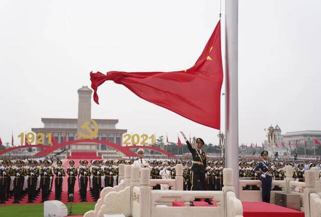这是升国旗仪式。新华社记者申宏摄