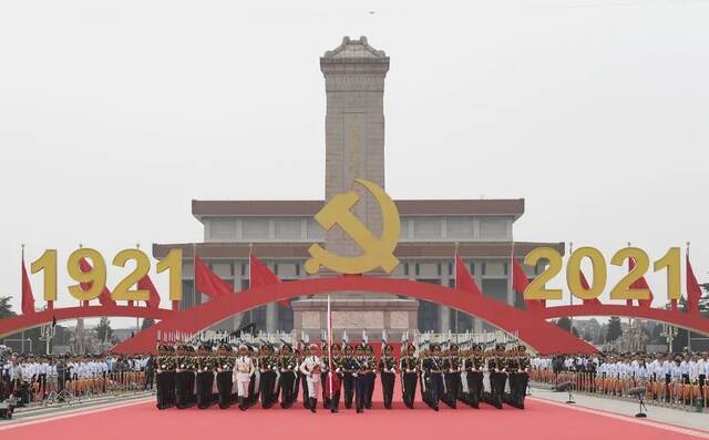 这是国旗护卫队准备升旗。新华社记者申宏摄