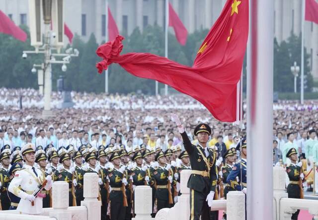 这是升国旗仪式。新华社记者王毓国摄