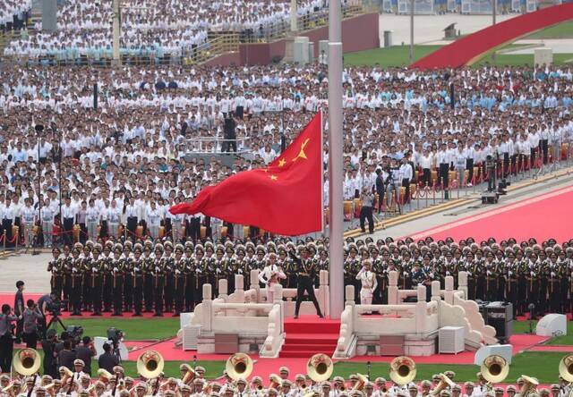 这是升国旗仪式。新华社记者兰红光摄