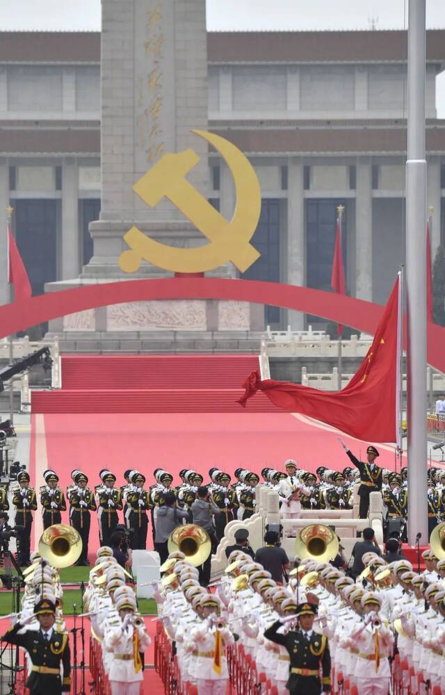 这是升国旗仪式。新华社记者高洁摄