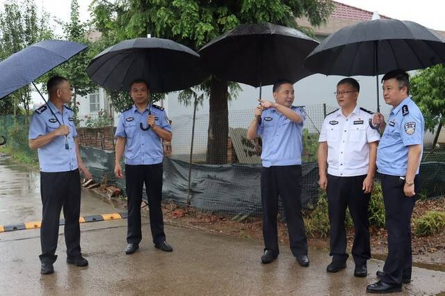 最后，督导组一行冒雨前往6.19事故现场进行实地查看，并提出了指导性的意见和建议。（文/图：万韩川）