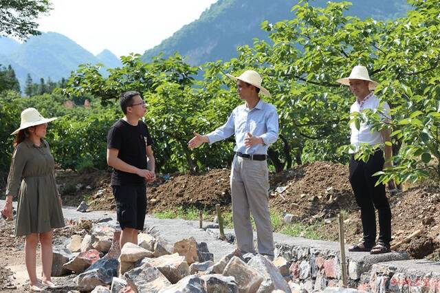 记广西勤廉榜样、恭城瑶族自治县政法委四级调研员蒋佳刚