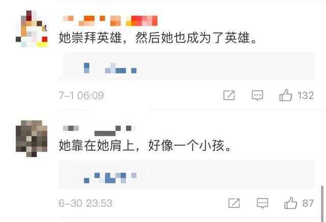 这一幕破防了！张桂梅把头靠在江姐扮演者的肩上