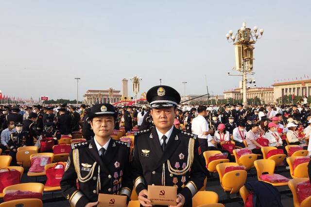 李勇和陈川在北京参加庆祝建党100周年大会。本文图片均为上海市公安局供图