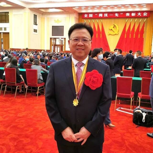 上海师大校友何学锋荣获“全国优秀共产党员”称号