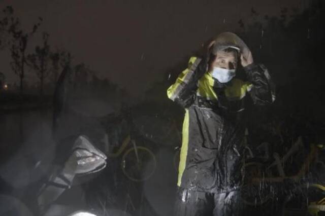 回家路上遇到了大雨，李海刚说自己无论是严寒还是酷暑，都坚持在送外卖