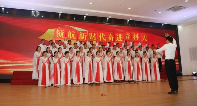 学校举办庆祝中国共产党成立100周年教职工合唱展演活动