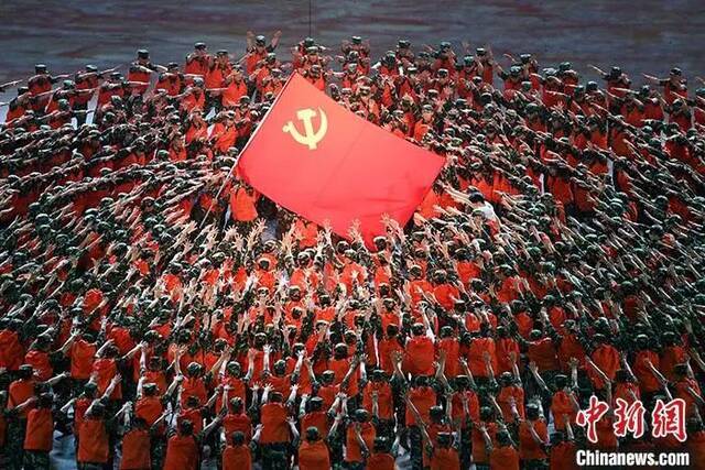 庆祝中国共产党成立100周年文艺演出《伟大征程》演出现场。中新社记者毛建军摄