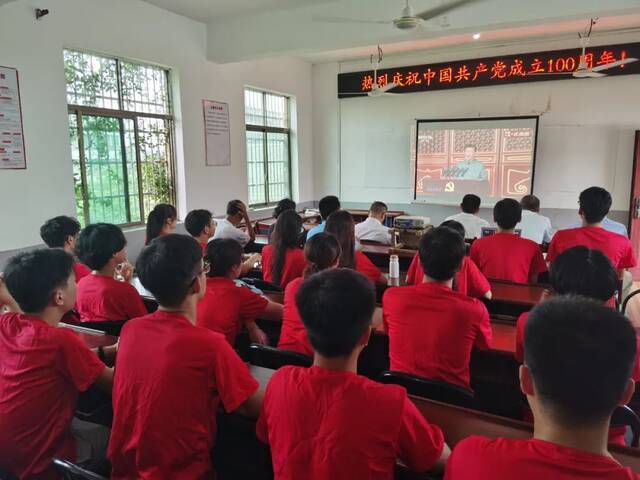 我校师生集中观看庆祝中国共产党成立100周年大会
