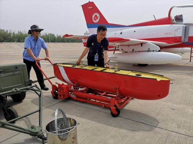 航空工业洪都接到两架表演机紧急改装任务，时间紧任务重，加班加点按时完成表演机改装