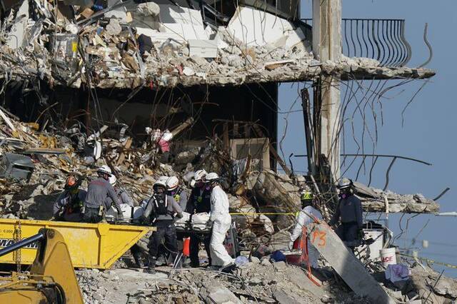 美搜救人员7岁女儿也在大楼坍塌事故中丧生，父亲用衣服包住遗体后抬走