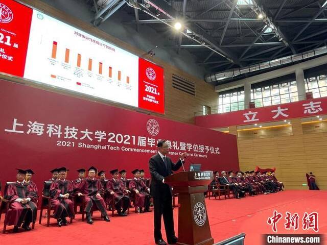 中国工程院院士钟南山3日在沪参加上海科技大学2021届毕业典礼郑莹莹摄