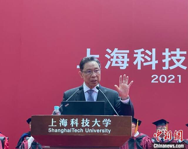 中国工程院院士钟南山3日在沪参加上海科技大学2021届毕业典礼郑莹莹摄