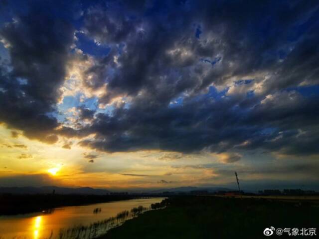 美如油画！雨后北京晚霞正浓艳，出来遛弯看天儿吧