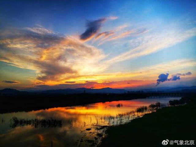 美如油画！雨后北京晚霞正浓艳，出来遛弯看天儿吧