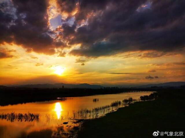 美如油画！雨后北京晚霞正浓艳，出来遛弯看天儿吧