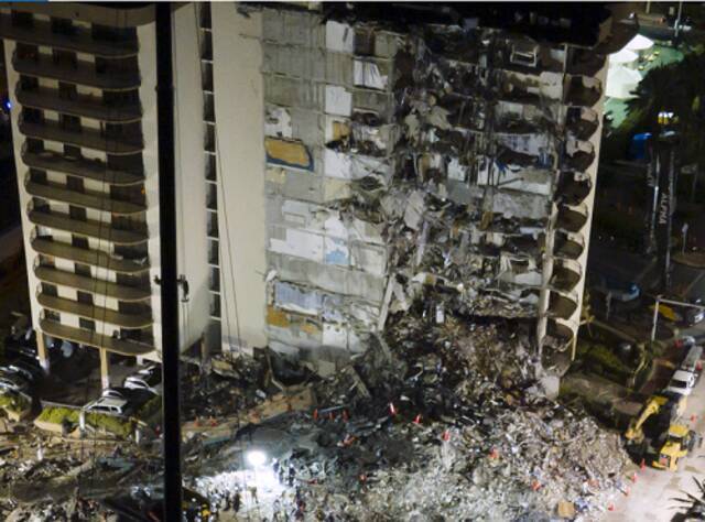△当地时间2021年6月29日，美国佛罗里达州迈阿密-戴德县，位于瑟夫赛德的一栋12层的公寓大楼24日发生部分坍塌。图自视觉中国