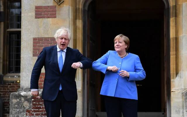 当地时间2021年7月2日，英国白金汉郡，英国首相约翰逊在乡村官邸契克斯别墅会见德国总理默克尔。/IC photo