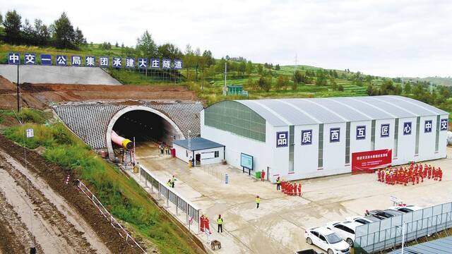 青海西互公路大庄隧道全面贯通