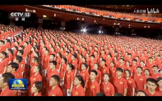 ▲中国传媒大学师生合唱团表演