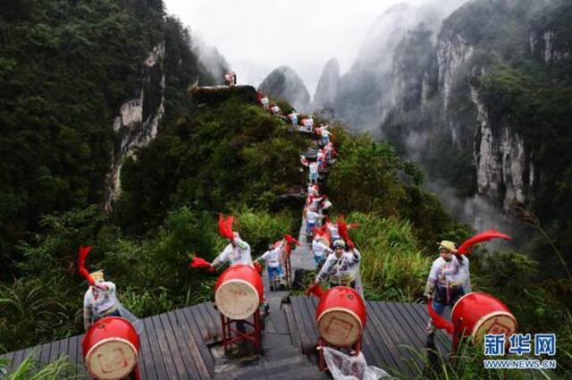 在湖南湘西土家族苗族自治州吉首市德夯天问台，苗族演员在表演苗鼓舞（2018年10月20日摄）。新华社发（姚方摄）