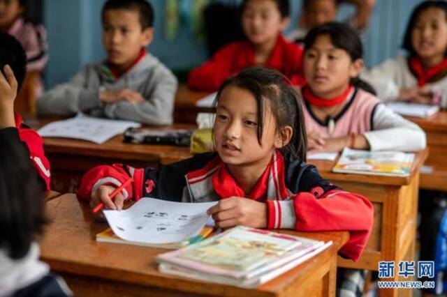 在云南贡山独龙族怒族自治县独龙江乡九年一贯制学校，独龙族学生肖琴萍在教室里上课（2020年10月31日摄）。新华社记者江文耀摄