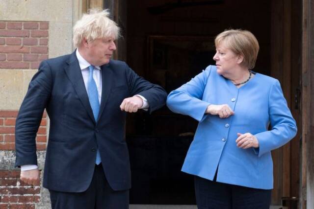  7月2日，英国首相约翰逊（左）在契克斯别墅迎接到访的德国总理默克尔。（法新社）