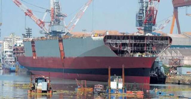 2011年12月29日，“维克兰特”号在科钦船厂第一次下水