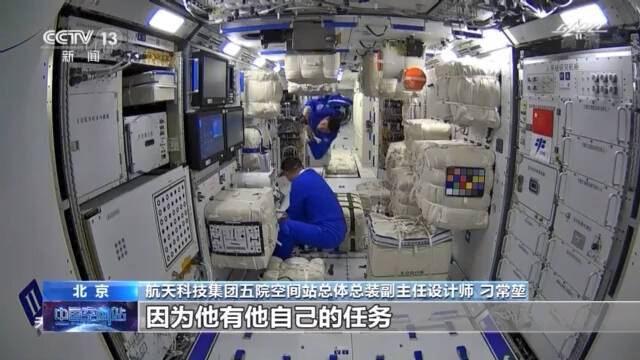 中国空间站航天员首次出舱活动：两名航天员出舱 机械臂运送+自主爬行