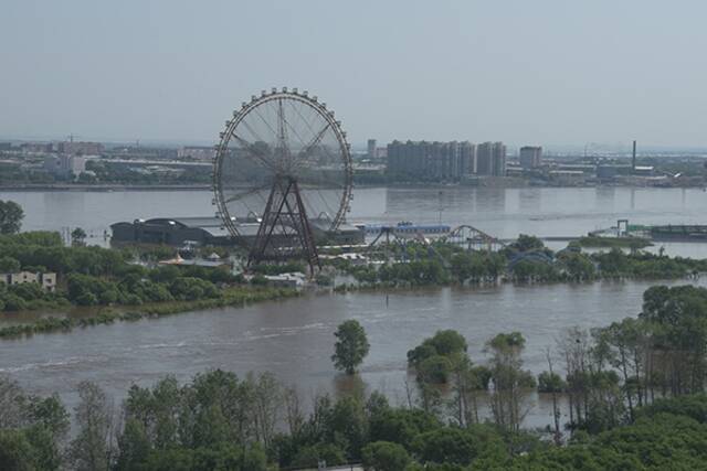 2021年6月28日，黑龙江洪峰通过黑河市主城区。人民视觉资料图