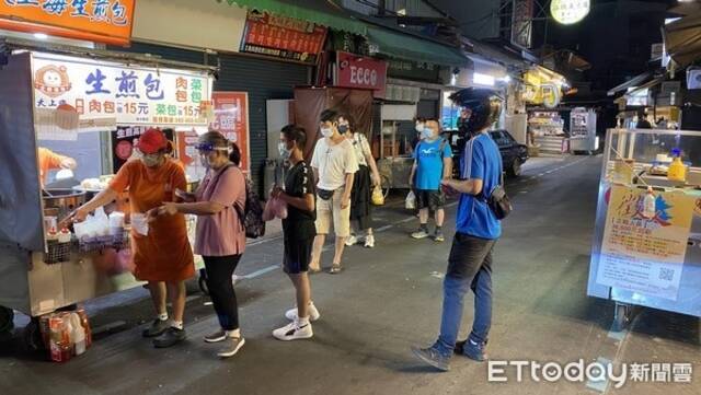 7月3日晚，台北士林夜市一处仍在苦撑的小吃摊前，食客在排队等候。（台湾东森新闻网）