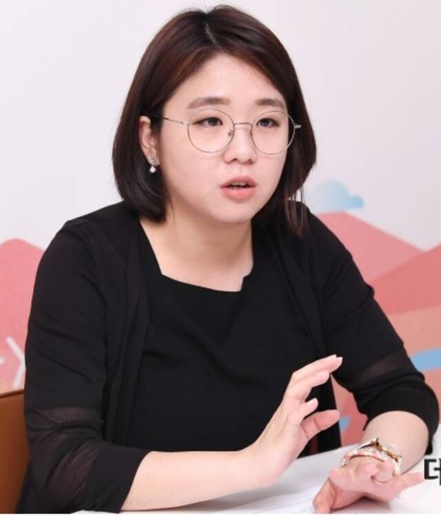 韩国90后女议员推婴儿车上班：要求带娃进国会 引发热议