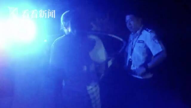 视频｜女孩深夜离家出走，民警找回还“奖励”一张卷子