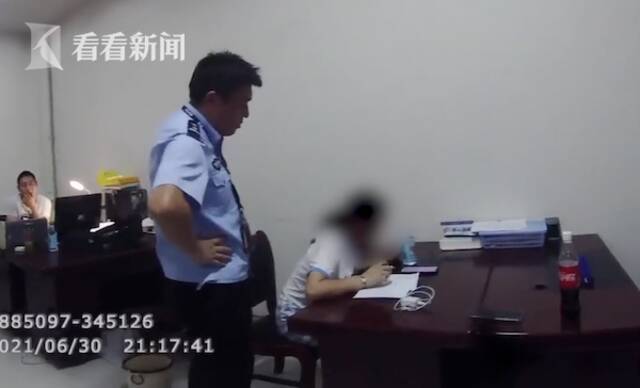 视频｜女孩深夜离家出走，民警找回还“奖励”一张卷子