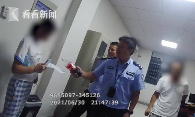 视频｜女孩深夜离家出走，民警找回还“奖励”一张卷子