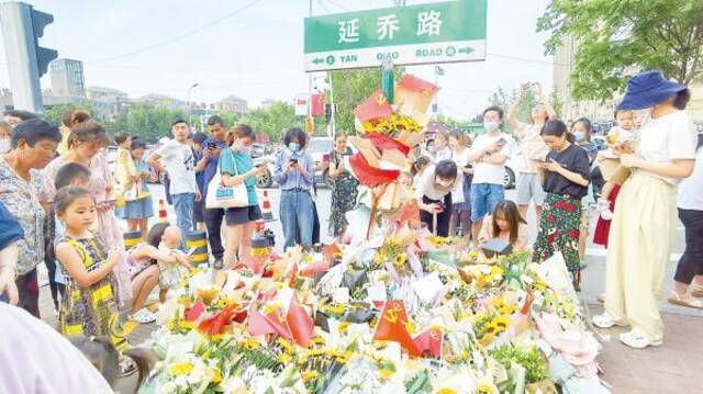 连日来，许多市民自发来到位于安徽合肥的延乔路路牌下献花，向先烈致敬。王晗颖摄