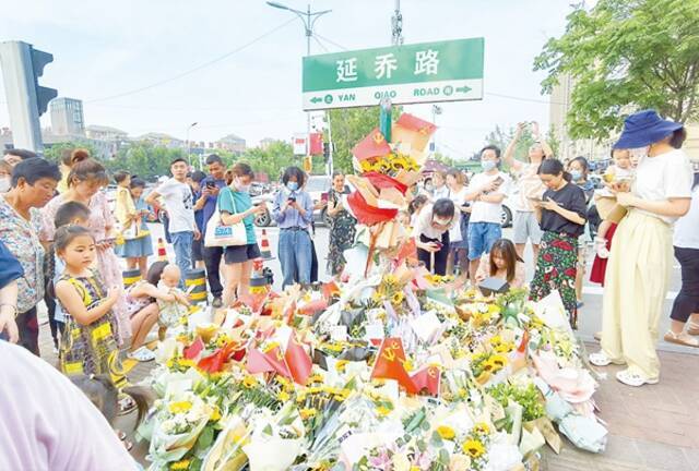 连日来，许多市民自发来到位于安徽合肥的延乔路路牌下献花，向先烈致敬。王晗颖摄