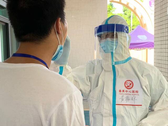 广州市番禺区中心医院医护人员正在采集核酸，资料图片。