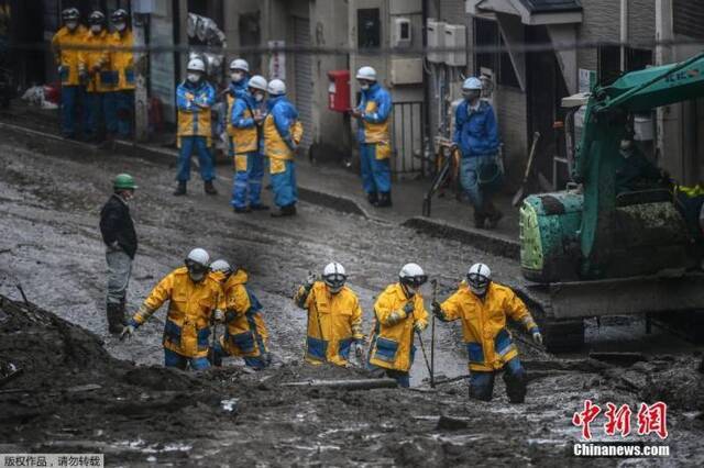 7月4日，日本静冈县热海市，大量救援队伍在热海市泥石流现场搜救。